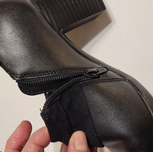 Clarks Bendables Women’s Black Leather Ankle Boots with Side Zipper US Size 9M - Picture 8 of 10